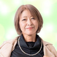 虹 彩心（コウ イロハ）先生画像